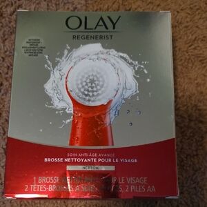 OLAY Red Skincare Brush Packaging